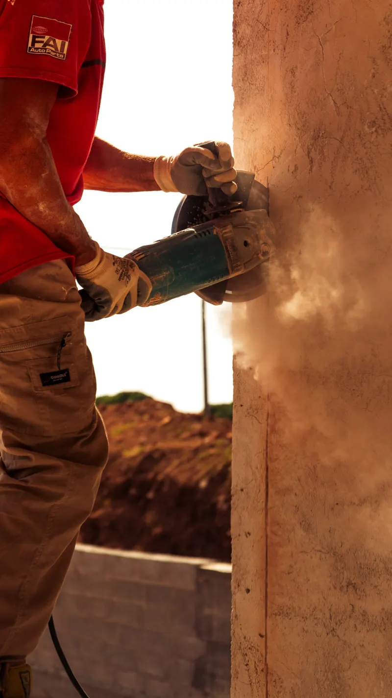 Operaio di Costruendo al lavoro in cantiere