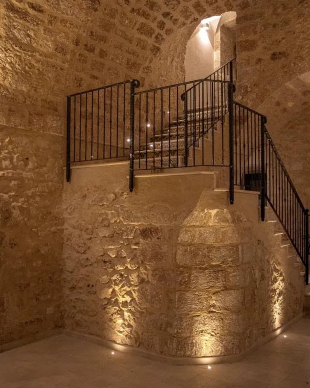 Scala in pietra con volte illuminate, lavoro di Costruendo
