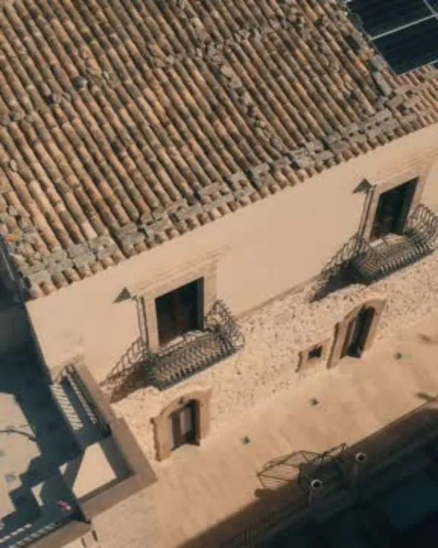 Tetto in coppi e facciata di una casa storica ristrutturata